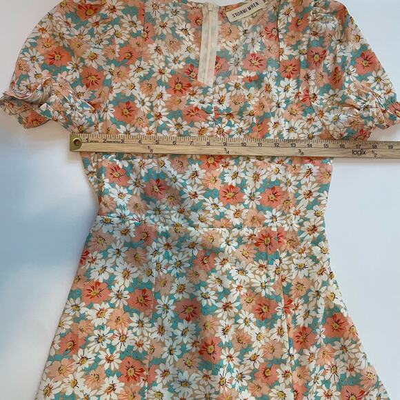 Stormi Wren Size M Peach Pink Floral Dress Short Sleeves Slit - Picture 5 of 6